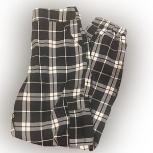 Women’s plaid cargo joggers